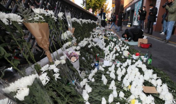 지난해 10월 31일 오전 서울 용산구 이태원 압사 참사 현장 인근인 이태원역 1번출구 앞 희생자 추모공간에서 한 시민이 고인들을 애도하는 절을 하고 있다. /사진=뉴시스