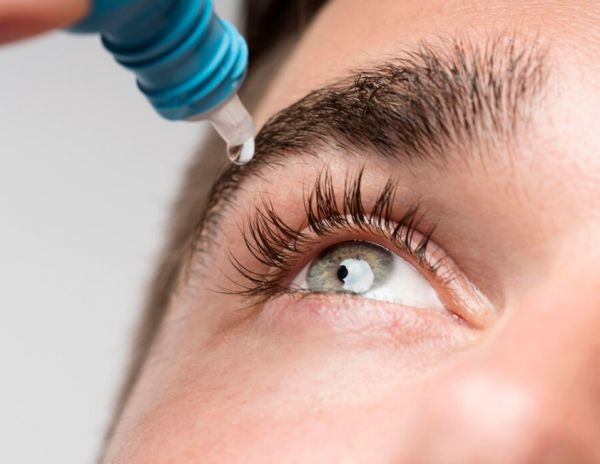 안약을 넣는 사람 / 출처 - 프리픽