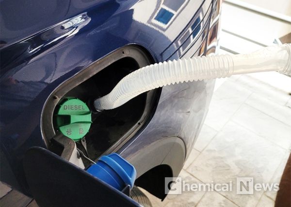 디젤 자동차에 요소수를 주입하는 모습 ⓒ케미컬뉴스