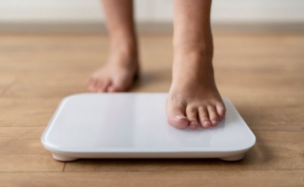 체중계에 올라서는 사람 /사진=프리픽