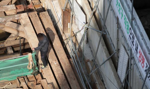 중대재해처벌법이 시행 100일을 맞은 지난 2022년 5월 서울 시내 한 건설현장에서 한 건설노동자가 안전모를 착용하지 않은 채 작업을 하고 있다. (해당 사진은 기사와 직접적 관련이 없음) /사진=뉴시스