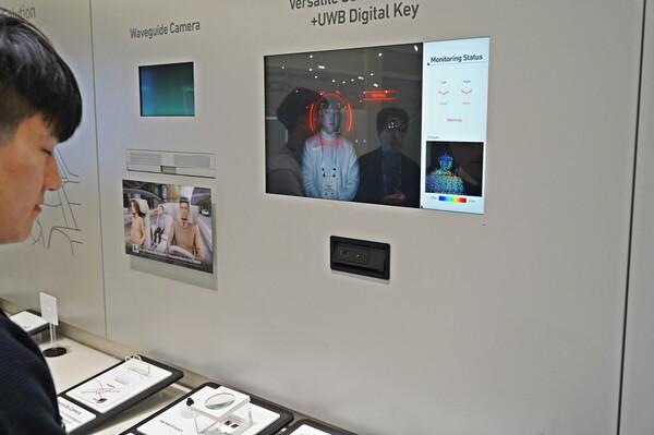 CES 2025 LG이노텍 인캐빈 카메라 모듈 직원 시연 /LG이노텍 제공