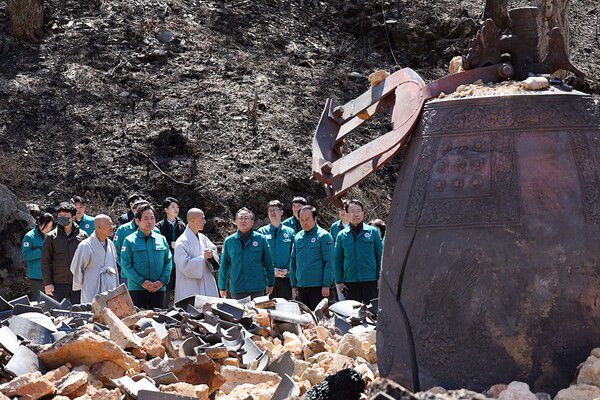 행정안전부 장관 직무대행인 고기동 중앙재난안전대책본부장이 30일 오전 산불피해를 입은 경북 의성군 고운사를 찾아 피해상황 등을 점검하며 깨진 범종을 보고 있다. /행정안전부