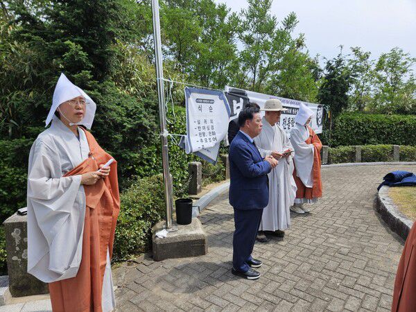 6일 죽림사가 탑산 학도의용군 위령탑 앞에서 6·25 전쟁 당시 조국을 위해 산화한 학도병들을 기리는 위령제를 봉행하고 있다. 사진=죽림사(포인트경제)