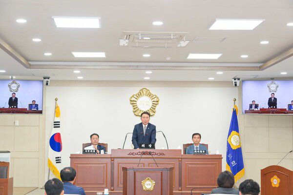 김성호 영덕군의회 의장이 23일 제315회 제1차 정례회에서 인사말을 하고 았다. 사진=영덕군의회(포인트경제)