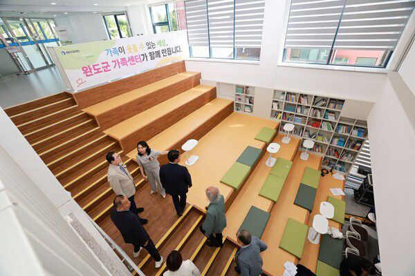 완도군 가족센터 개관식에서 관계자들이 내부를 둘러보고 있다. ⓒ완도군 (포인트경제)