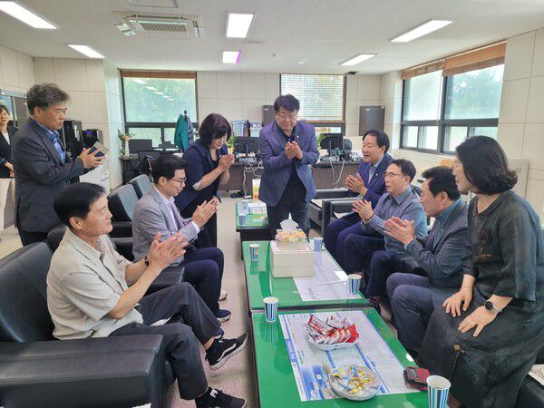영덕군의회가 제9대 개원 3주년을 맞아 차담회를 갖고 있다. 사진=영덕군의회(포인트경제)