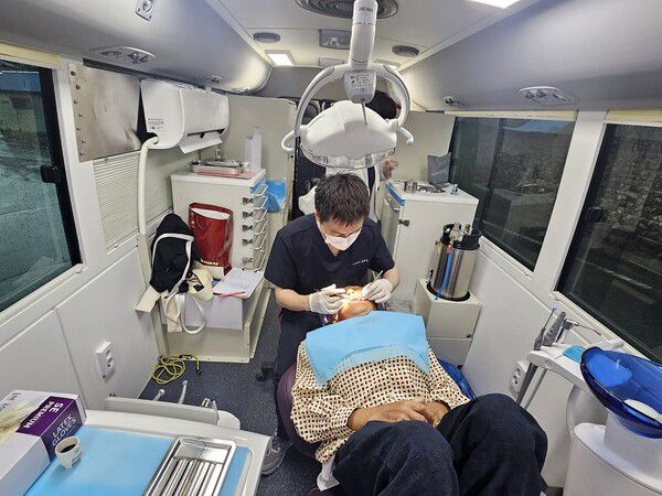 치과이동진료버스 내부 진료 모습 ⓒ신안군 (포인트경제)