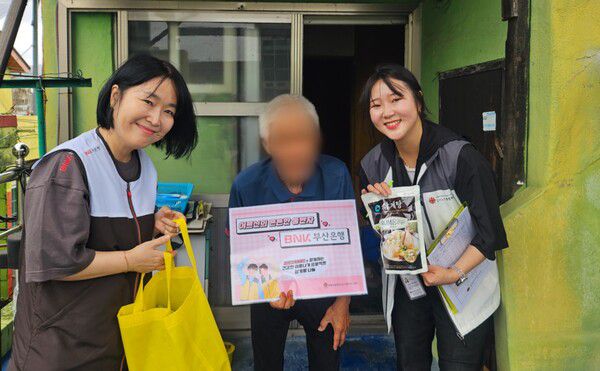 BNK부산은행, 재가어르신 초복맞이 삼계탕 나눔 행사 /BNK부산은행 제공