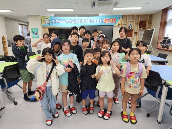 경북 고령군 운수초등학교(교장 배형일)가 최근 전교생 대상으로 '경북도교육청 인공지능교육센터'를 방문해 '코스페이시스로 떠나는 가상공간 체험'학습을 진행하고 있다.사진=고령군(포인트경제)