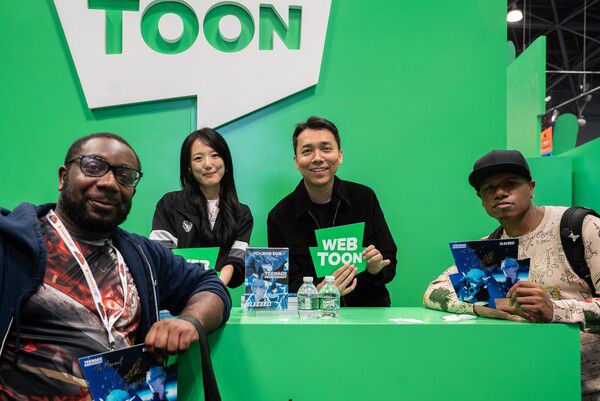 2025 NYCC 입학용병 작가들 사인회_(왼쪽부터)락현, YC /네이버웹툰 제공