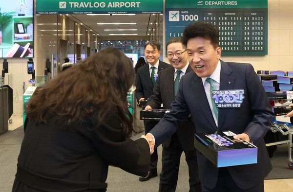 이날 기념 행사에 참석한 함영주 하나금융그룹 회장(사진 맨 오른쪽)이 출근하는 임직원에게 '트래블로그 한정판 기내식'을 건내며 감사의 마음을 전하고 있다. /하나금융 제공