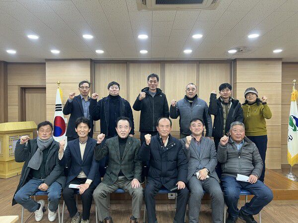 경북 고령군(군수 이남철)대가야읍주민자치위원회가 지난 3일 읍사무소 2층 회의실에서 '주민자치위원회 정기총회 및 이취임식"을 개최하고 기념촬영을 하고 있다.사진=고령군(포인트경제)