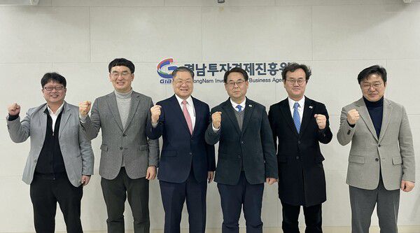 박대조 대통령 직속 국가AI전략위원회 자문위원(왼쪽 네 번째)과 오재호 경남투자경제진흥원장(왼쪽 세 번째)을 비롯한 관계자들이 지난 5일 경남투자경제진흥원에서 AI를 활용한 신산업 발굴과 일자리 창출 방안을 놓고 간담회를 진행한 뒤 기념촬영을 하고 있다. /박대조 국가AI전략위원회 자문위원