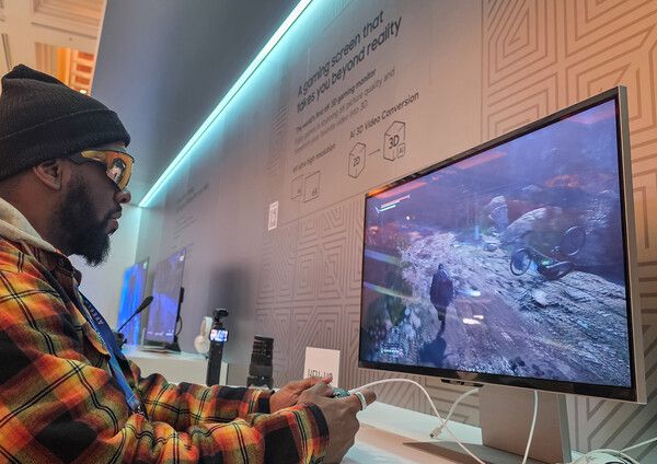 관람객이 미국 라스베이거스에서 열리는 세계 최대 전자 전시회 'CES 2026'에 마련된 윈호텔 삼성전자 단독 전시관에서 '게이밍 모니터'를 체험하고 있다.