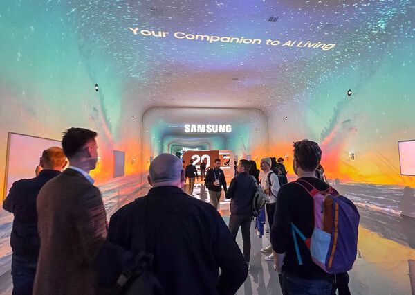 관람객이 미국 라스베이거스에서 열리는 세계 최대 전자 전시회 'CES 2026'에 마련된 윈호텔 삼성전자 단독 전시관에서 대형 터널 형태의 'AI 갤러리'를 구경하고 있다.