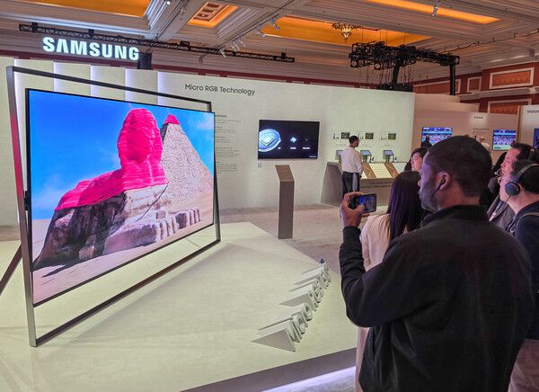 관람객이 미국 라스베이거스에서 열리는 세계 최대 전자 전시회 'CES 2026'에 마련된 윈호텔 삼성전자 단독 전시관에서 '130형 마이크로 RGB TV'를 소개하고 구경하고 있다.