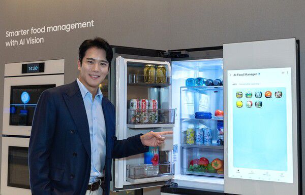 배우 하석진이 CES 2026 삼성전자 '더 퍼스트룩' 단독 전시관에서 '비스포크 AI 패밀리허브' 냉장고를 소개하고 있다. /삼성전자 제공