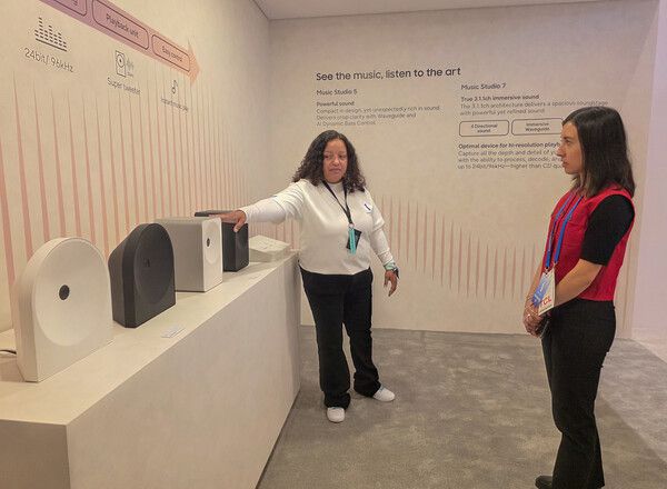 관람객이 미국 라스베이거스에서 열리는 세계 최대 전자 전시회 'CES 2026'에 마련된 윈호텔 삼성전자 단독 전시관에서 삼성전자 와이파이 스피커 '뮤직 스튜디오 5'를구경하고 있다. /삼성전자 제공