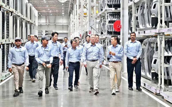 현대차그룹 정의선 회장이 기아 인도 아난타푸르공장 임직원들과 함께 생산 라인을 점검하고 있다.(앞줄 오른쪽부터 벤카데시 기아 인도공장 생산실장, 김용권 기아 인도권역 CMO, 정의선 회장) /현대차그룹 제공