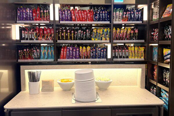 인천공항 T2 대한항공 프레스티지 라운지 ‘라면 라이브러리’에 비치된 오뚜기 라면 /오뚜기 제공