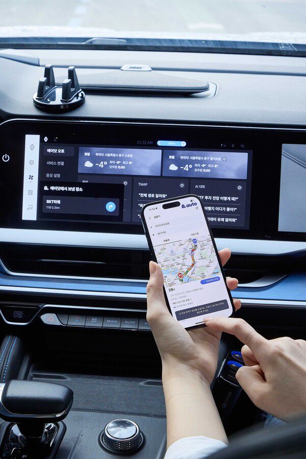 모바일 에이닷 앱에서 목적지 정보를 차량으로 전송하는 모습 /SKT 제공
