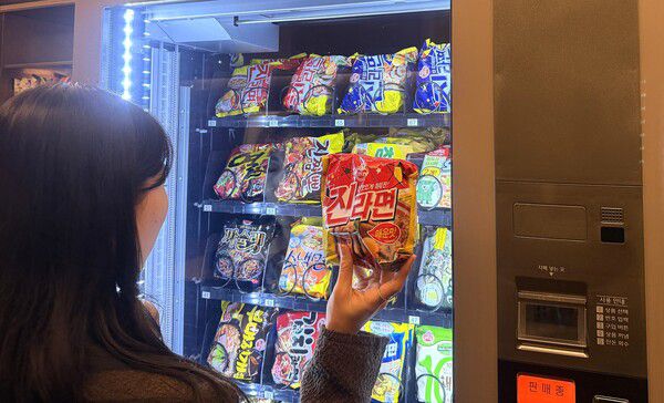 진라면 등 오뚜기 대표 라면 14종이 진열되어 있는 라면 자판기 /오뚜기 제공