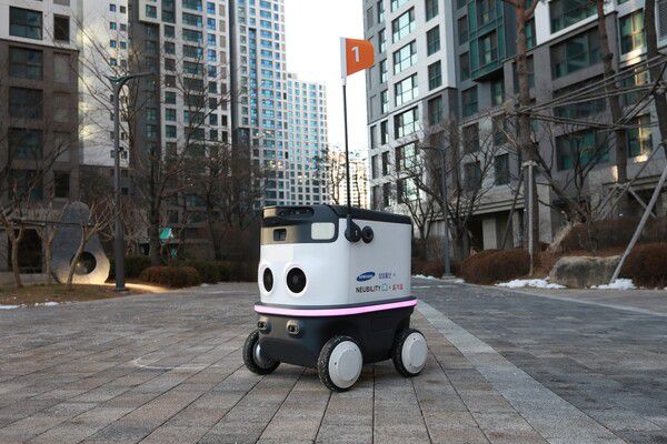 아파트 단지를 자율주행하는 음식배달로봇 /삼성물산 제공