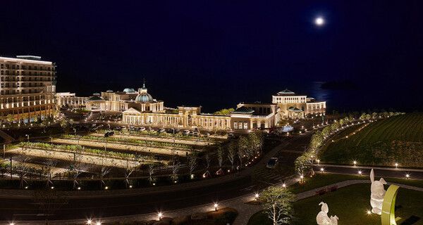 쏠비치 진도는 특별한 겨울 추억을 선사하기 위해 3월까지 밤하늘을 수놓는 화려한 드론 퍼포먼스부터 진도의 자연과 자원을 주제로 한 체험형 클래스 등 다채로운 프로그램을 선보일 계획이다.