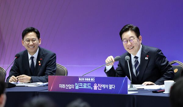 이재명 대통령이 23일 울산전시컨벤션센터에서 열린 '울산의 마음을 듣다' 타운홀 미팅에서 발언하며 미소를 짓고 있다. /사진=뉴시스