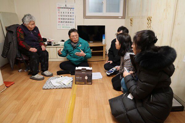 홍태용 김해시장이 지난 22일 한파와 화재 피해 예방을 위해 방문건강관리대상자를 찾아 대화를 나누고 있다. /김해시청