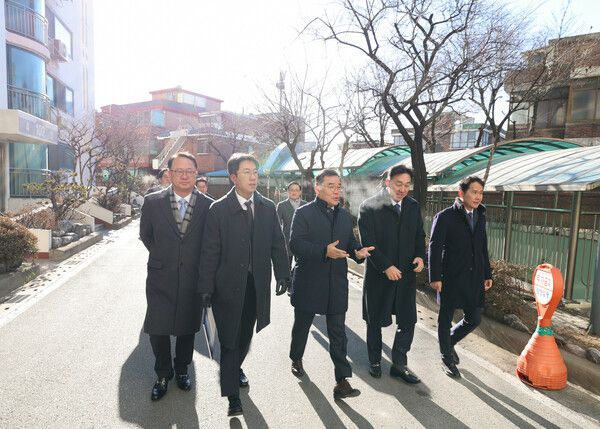 대우건설 김보현 사장(앞줄 왼쪽에서 3번째)과 건축사업본부 임직원들이 성수4지구 내 아파트 단지를 방문해 현장을 둘러보고 있다. /대우건설 제공