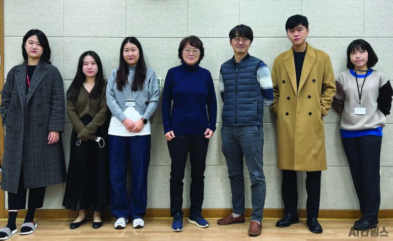 광주과학기술원(GIST‧지스트)의 이지현 교수(왼쪽에서 네 번째)와 홍진혁 교수(왼쪽에서 다섯 번째) 연구진. (사진=지스트 제공).