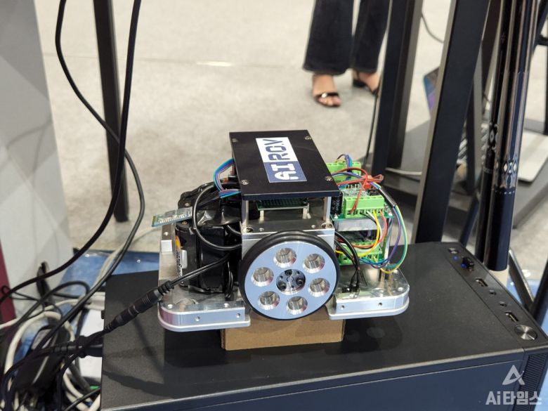 아이로브는 당구대 위를 자유롭게 돌아다니며 사람과 당구 대결을 하는 자율로봇도 개발했다. (사진=김동원 기자)