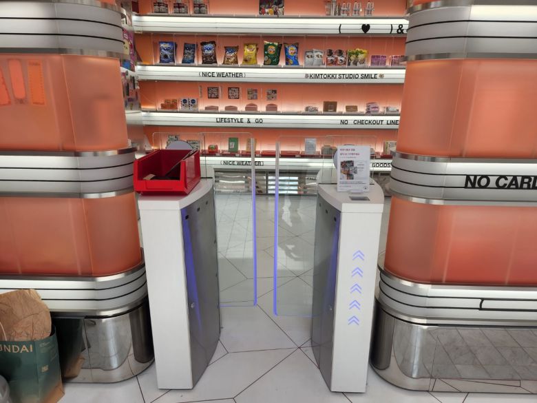 더현대 언커먼스토어의 입구도 휠체어가 들어가긴 좁았다. (사진=김동원 기자)