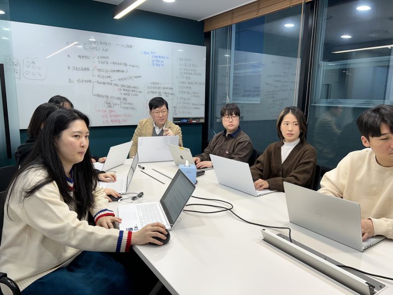 김용식 퍼즐에이아이 대표가 직원들과 함께 회의를 진행하고 있다.