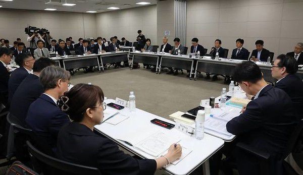 국정기획위원회 경제1분과 위원들이 18일 정부세종컨벤션센터에서 기획재정부 업무보고를 받고 있다. (사진=연합뉴스)
