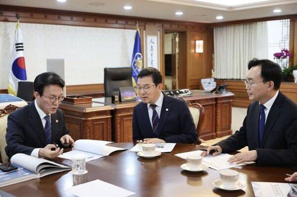 윤병태 나주시장과 신정훈 의원이 김민석 국무총리에게 지역 현안을 설명하며 국비지원을 요청하고 있다. (사진=나주시)