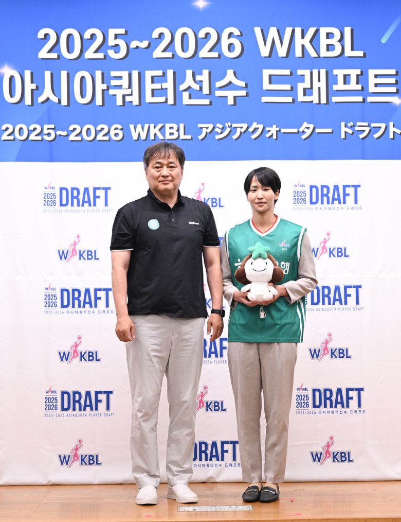 이상범 하나은행 감독과 이이지마 사키 (사진: WKBL)