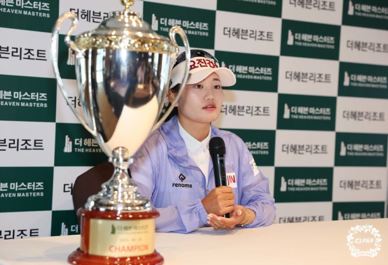 [SWTV 스포츠W 임재훈 기자] 한국여자프로골프(KLPGA)투어 '더헤븐 마스터즈'(총상금 10억원)에서 짜릿한 연장 역전 우승을 차지한 노승희(요진건설)가 기자회견을 통해 우승 소감과 함께 연장 접전 끝에 우승에 이른 과정, 그리고 앞으로의 목표를 밝히는 시간을 가졌다.(사진: KLPGT)