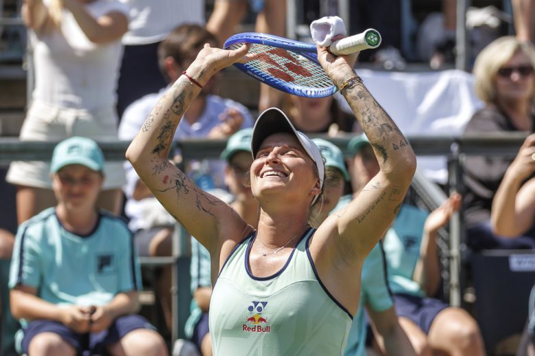 마르케타 본드루소바(체코)가 어깨 부상의 역경을 딛고 약 2년 만에 우승 트로피를 들어올렸다. (사진: AP=연합뉴스)