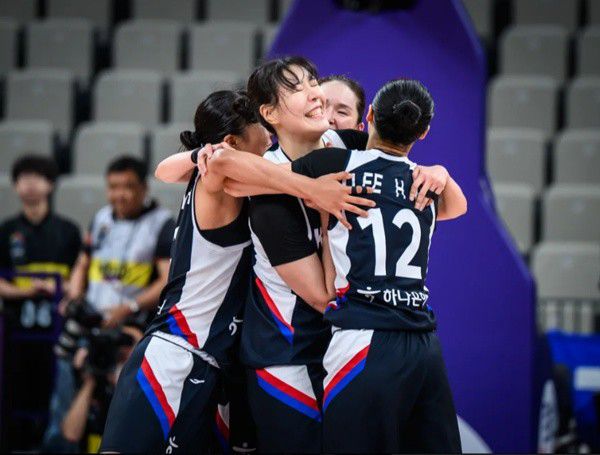 [SWTV 스포츠W 임재훈 기자] 박수호 감독이 이끄는 한국 여자농구 대표팀 2025 국제농구연맹 여자 아시아컵 첫판에서 박지수의 위잉샷에 힘입어 짜릿한 두 점 차 승리를 거뒀다.(사진: 국제농구연맹 홈페이지 캡쳐)