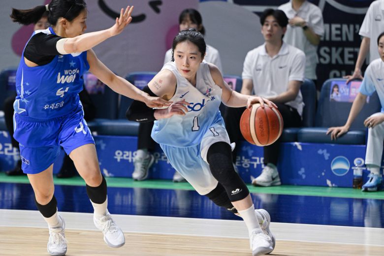 [SWTV 스포츠W 임재훈 기자] 신이슬이 인천 신한은행의 유니폼을 입고 처음으로 여자프로농구(WKBL) 정규시즌 기량발전상(MIP)를 수상하게 됐다. (사진: WKBL)