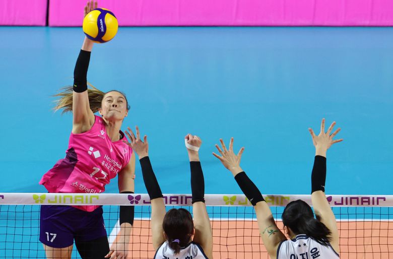 흥국생명 레베카의 스파이크(사진: 연합뉴스)