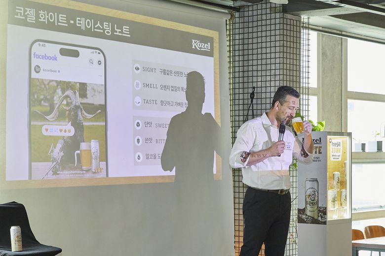 코젤 수석 브루마스터 카밀 루젝이 신제품 향을 맡아보는 모습. 사진ㅣ코젤