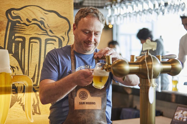 바텐더가 맥주 잔에 코젤 화이트를 따르고 있는 모습. 사진ㅣ코젤