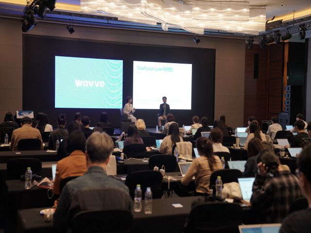 이태현 웨이브 대표가 질의응답을 진행하고 있다. 사진｜웨이브