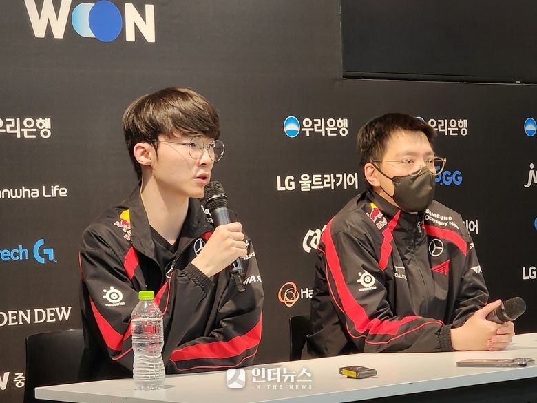 4일 한화생명과의 경기 패배 후 인터뷰에 임하는 페이커(왼쪽)와 꼬마(김정균) T1 감독(오른쪽). 사진｜인더뉴스