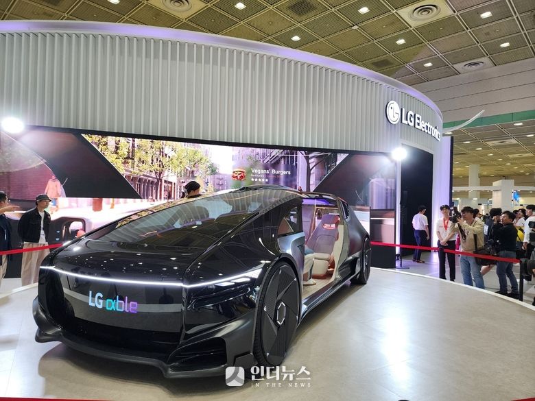 'WIS 2024' LG전자 전시관 앞에 전시된 'LG 알파블'. 사진｜인더뉴스