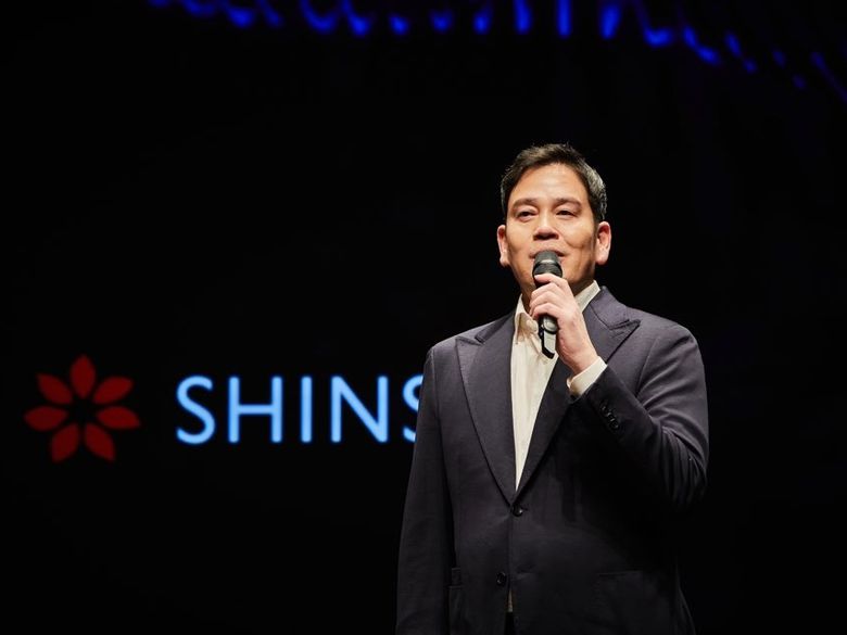 지난 4월 23일 정용진 신세계그룹 회장(당시 부회장)이 신세계그룹 신입사원 수료식에 참석해 질의 응답을 하는 모습. 사진ㅣ신세계